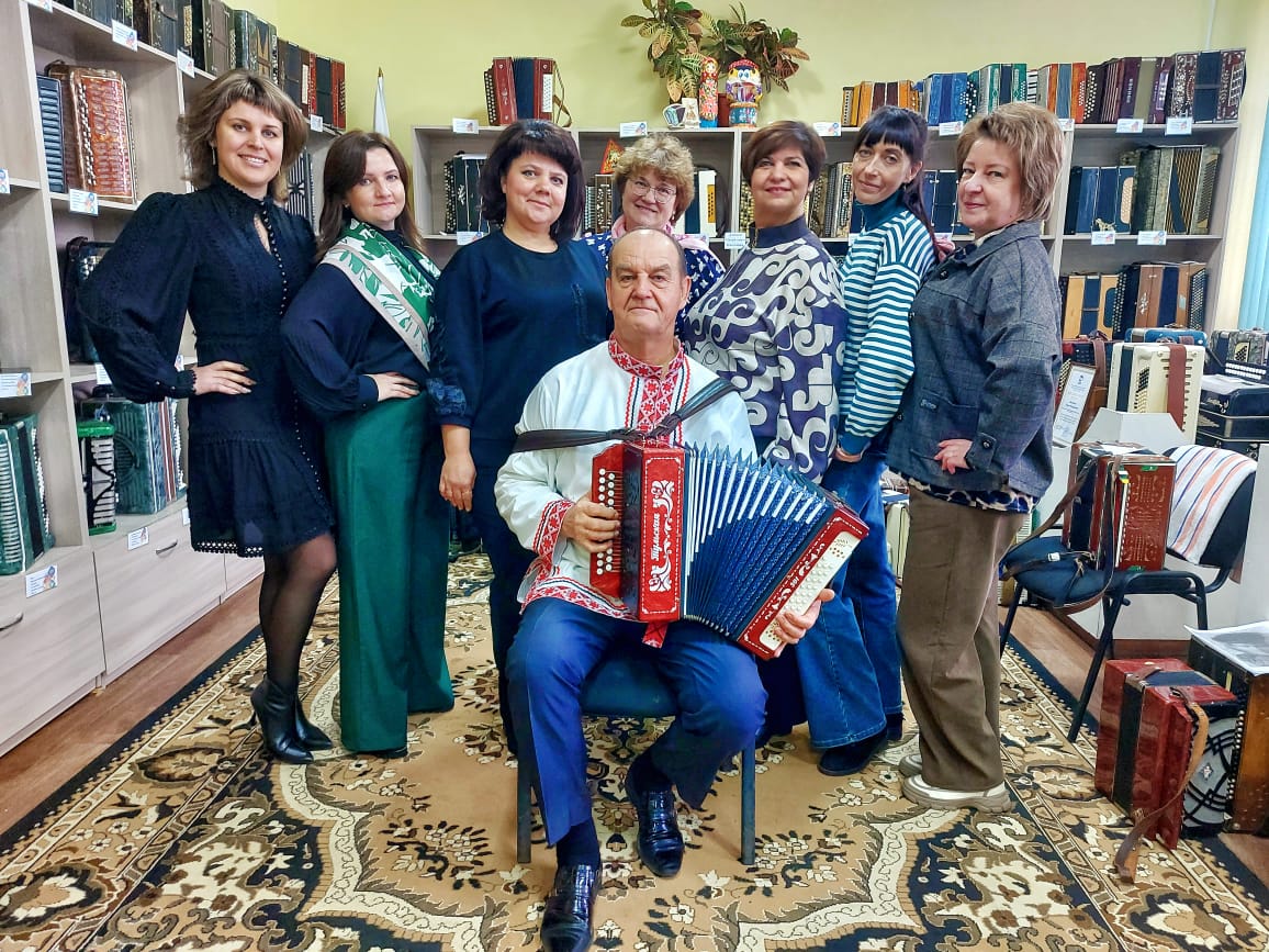 Играй, гармонь любимая!